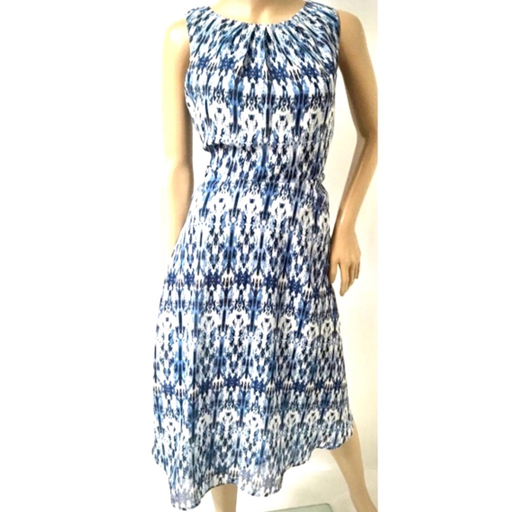 Sleeveless blue patterned dress